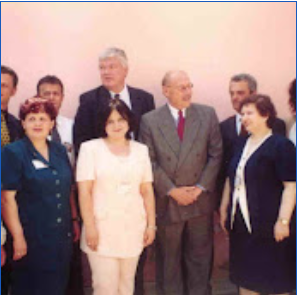 Susanne Bloch, in Tirana, dahiner Bodo Hombach und die Mitarbeiter des Kinderhauses, der Doris schröder-Köpp